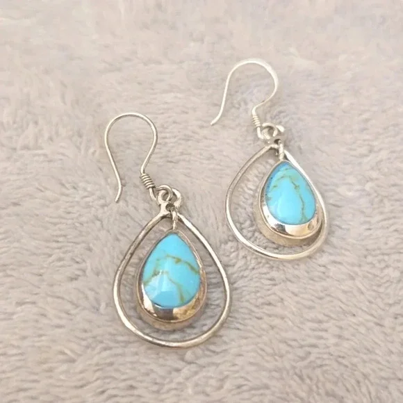 SILVER tone earring - Picture 2 of 3